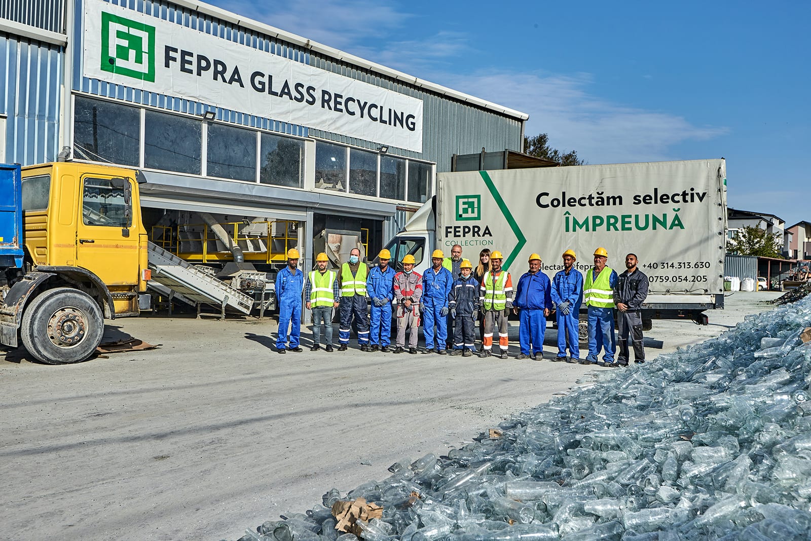 Echipa fabricii de reciclare a sticlei FEPRA de la Buftea, în fața halei